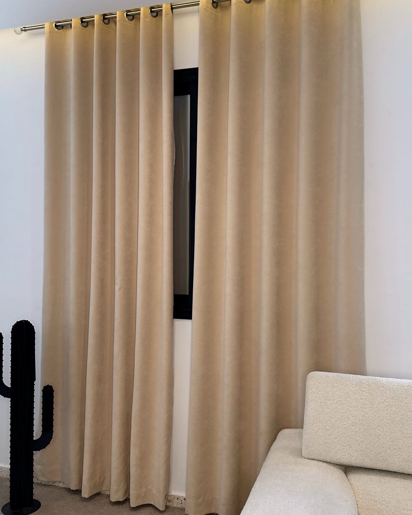 Rideaux Velours Beige – Prêt à poser avec anneaux en acier argenté