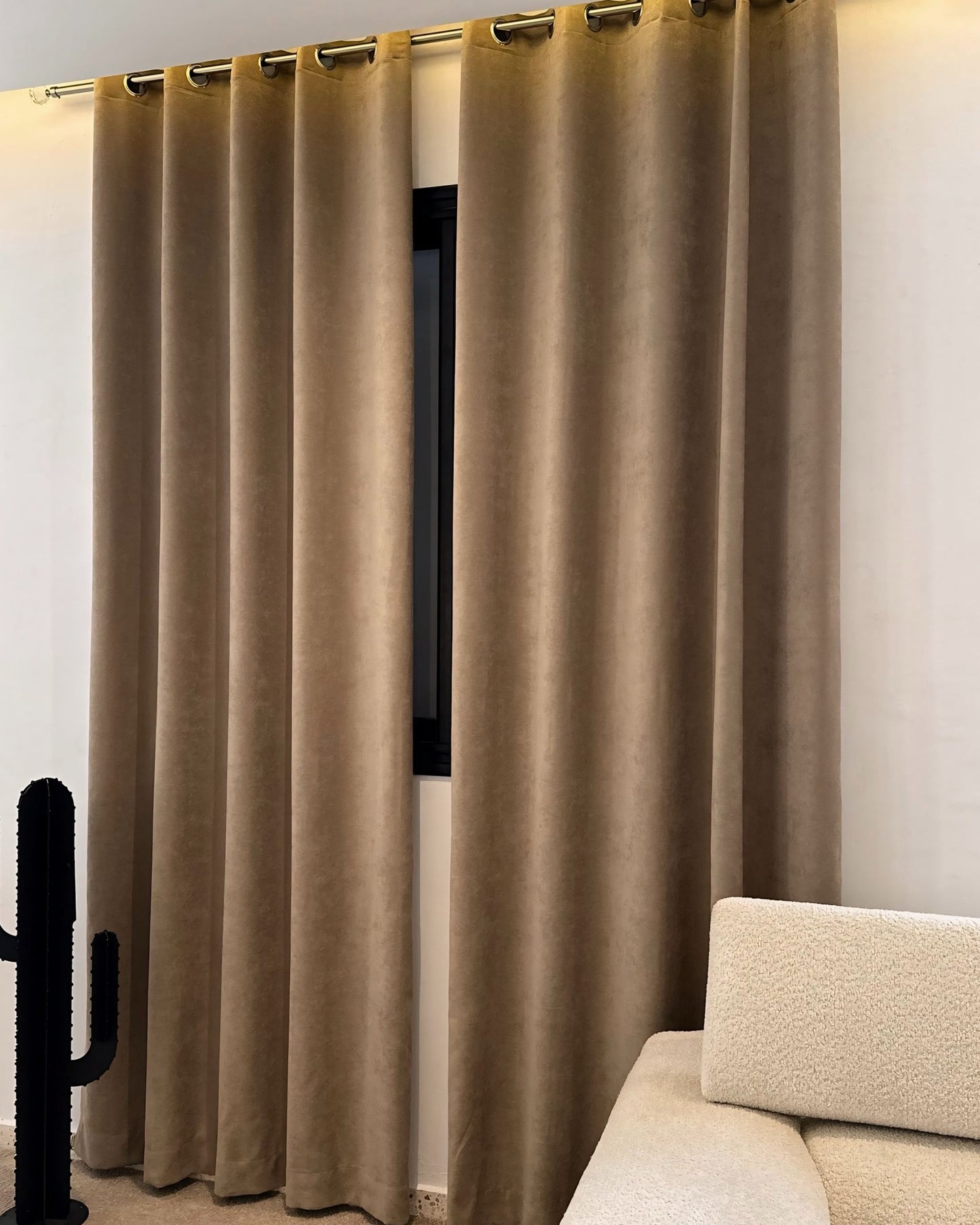 Rideaux Occultants Velours Beige Camel - Prêt à poser avec anneaux en acier argenté