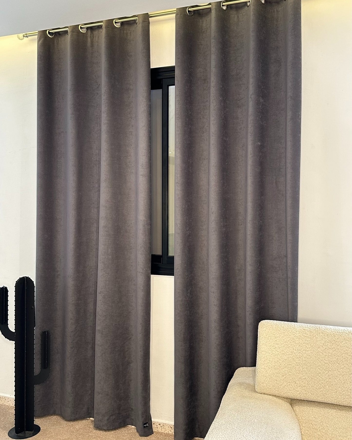 Rideaux Velours Gris Foncé – Prêt à poser avec anneaux en acier argenté