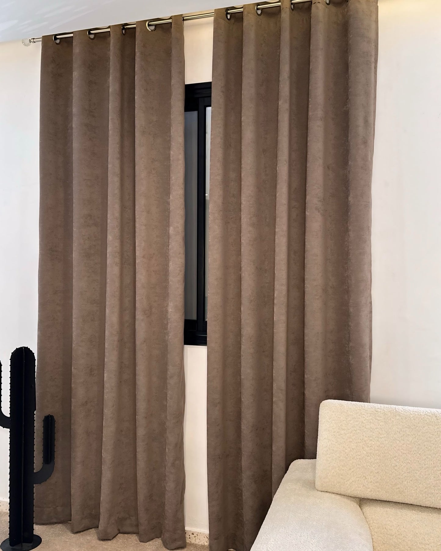 Rideaux Velours Marron Texturé – Prêt à poser avec anneaux en acier argenté