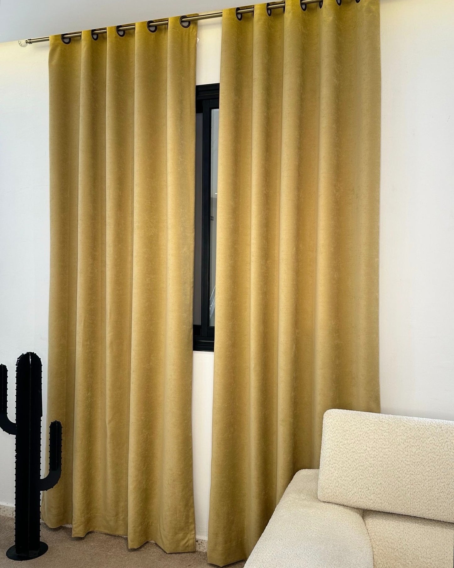 Rideaux Velours Beige Élégants – Prêt à poser avec anneaux en acier noir