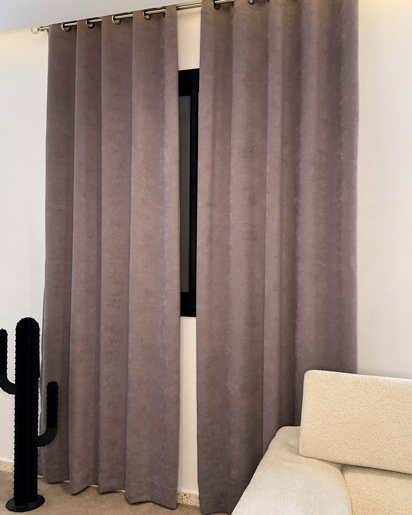 Rideaux Velours Gris Élégants – Prêt à poser avec anneaux en acier argenté