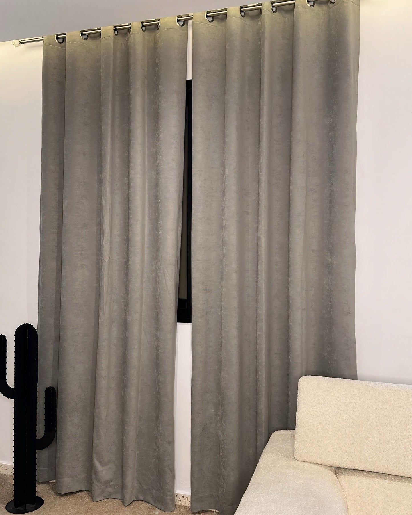 Rideaux Velours Gris – Prêt à poser avec anneaux en acier argenté