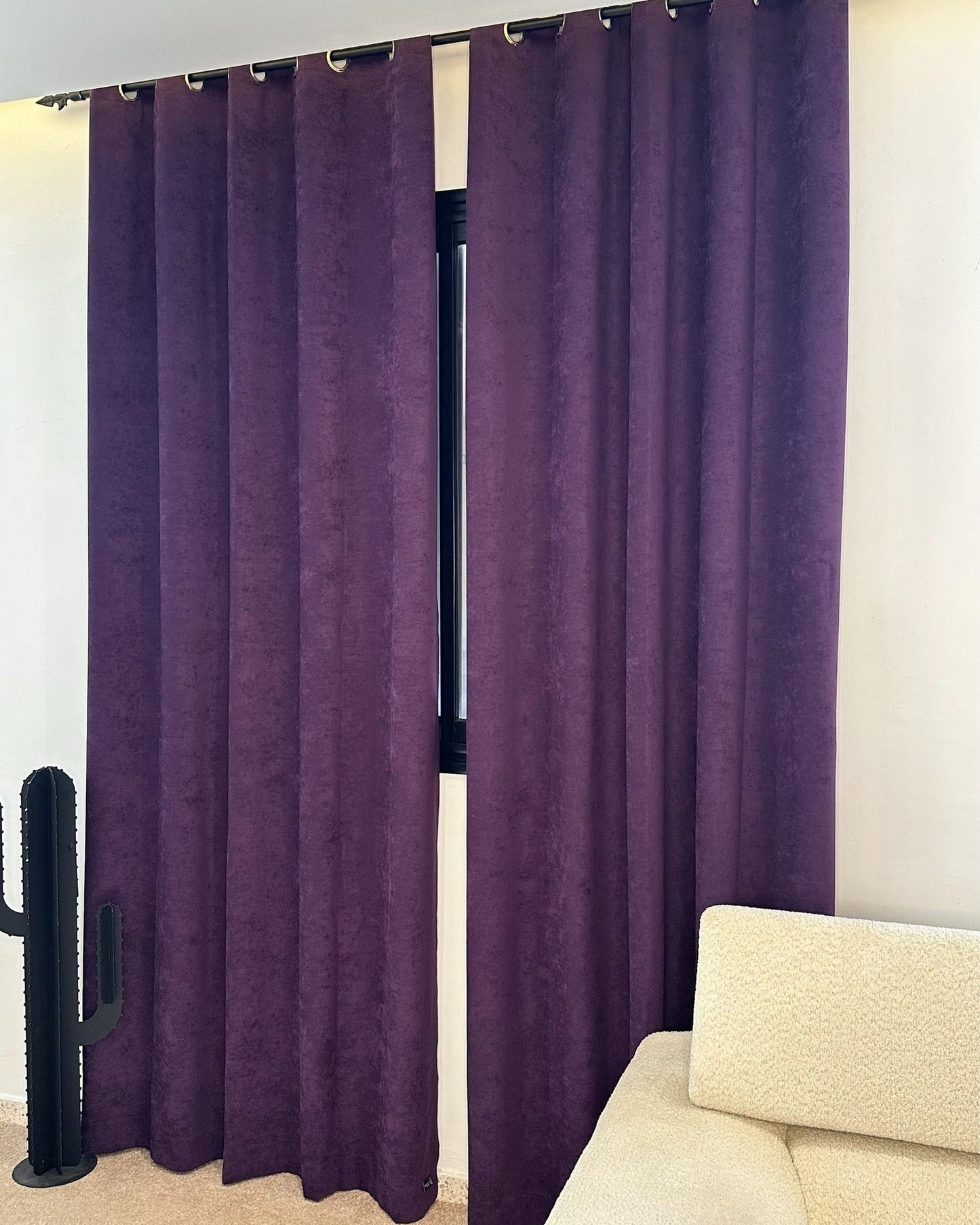 Rideaux Occultants Velours Violet Aubergine -Prêt à poser avec anneaux en acier argenté