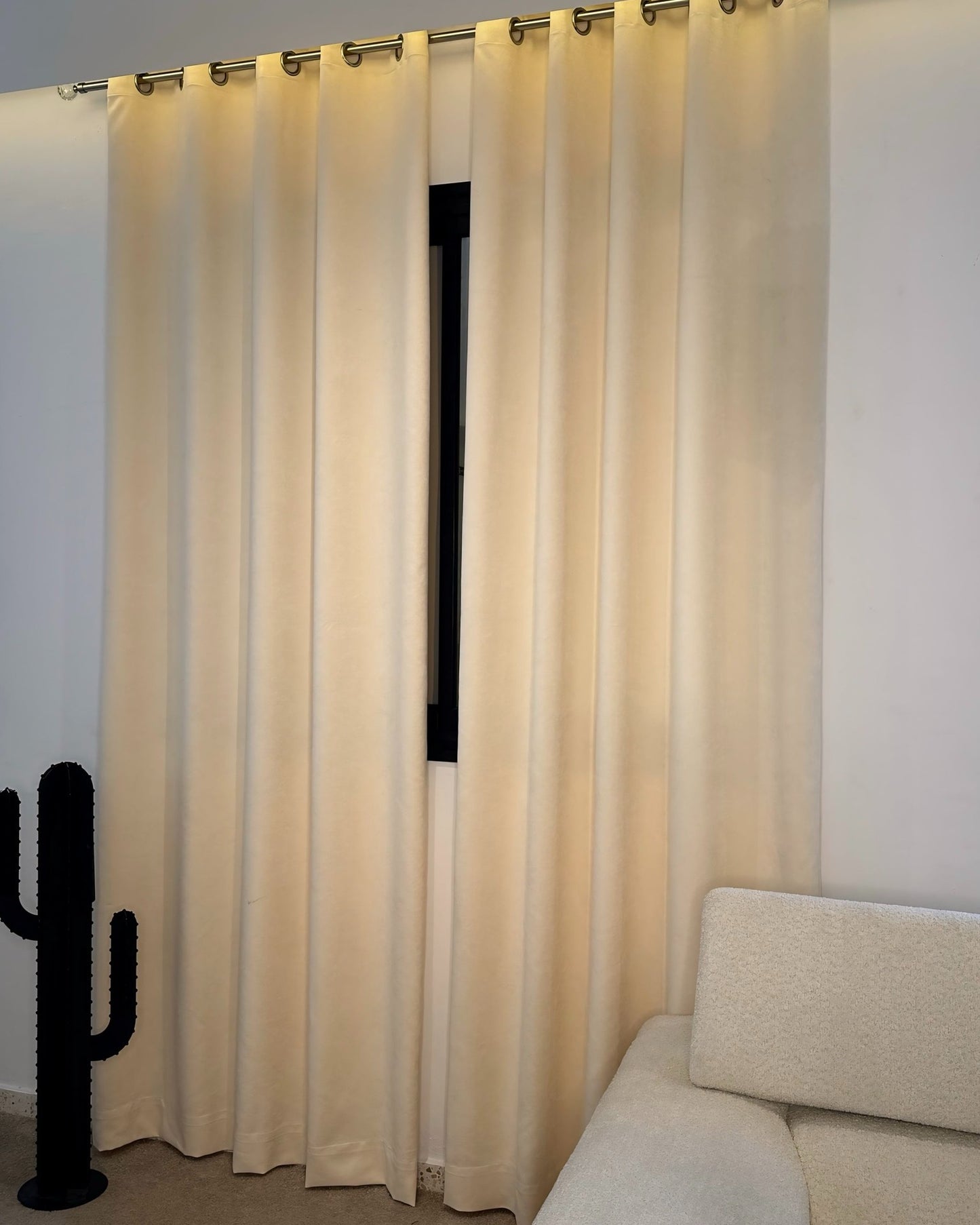 Rideaux Velours Beige Sable – Prêt à poser avec anneaux en acier argenté