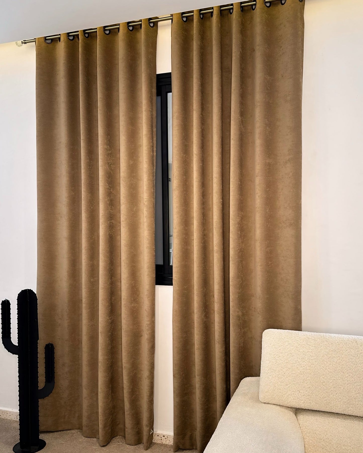 Rideaux Velours Beige Doré – Prêt à poser avec anneaux en acier Noirs Élégants