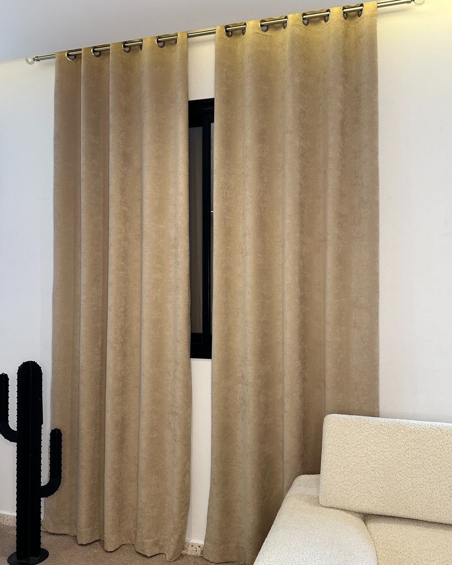 Rideaux Velours Beige – Prêt à poser avec anneaux en acier argenté