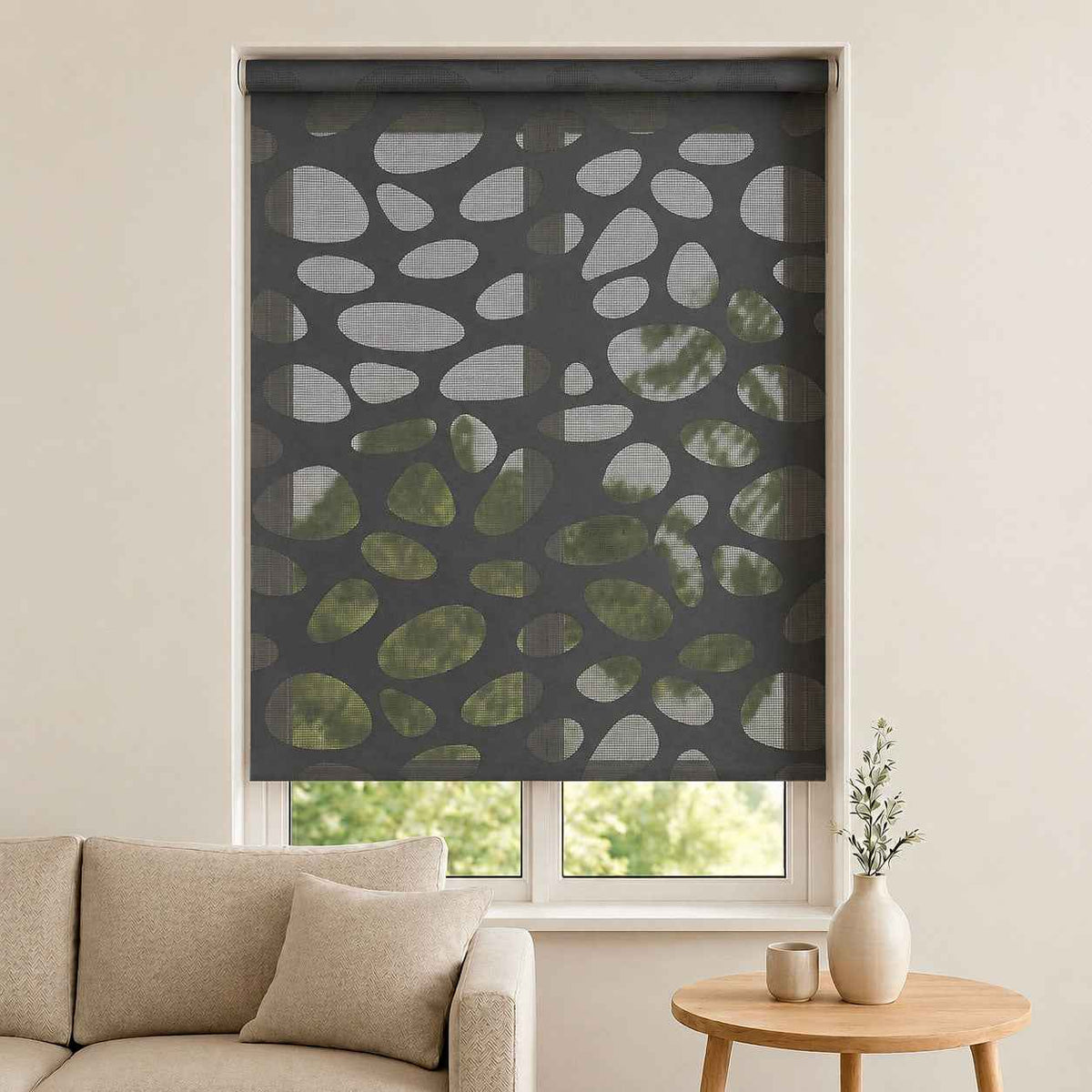 Store screen enrouleur coloris gris galet motif luna réf. Luna-Dim-Grey, toile 50% Black-out sur mesure Bargaoui Rideaux