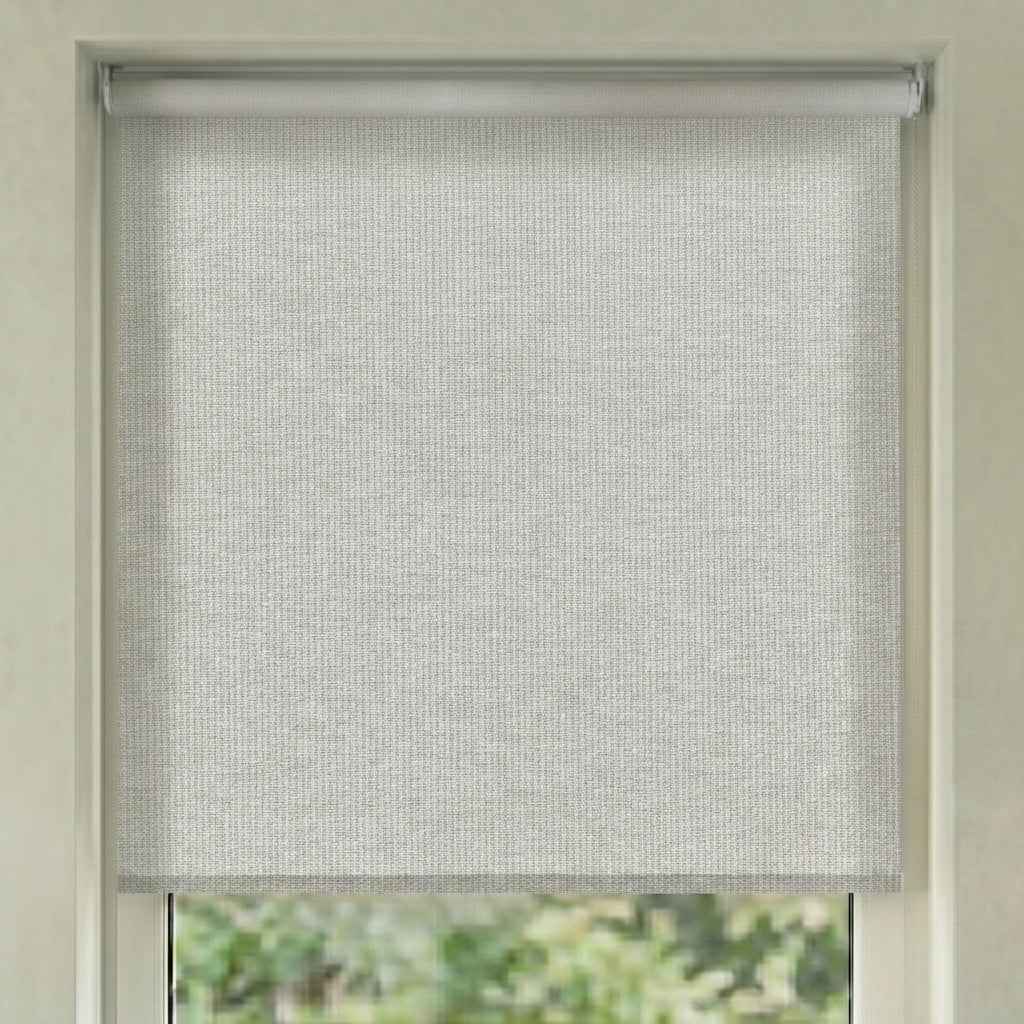 Store screen enrouleur coloris grège clair réf. SC-101, toile 75% Black-out sur mesure Bargaoui Rideaux