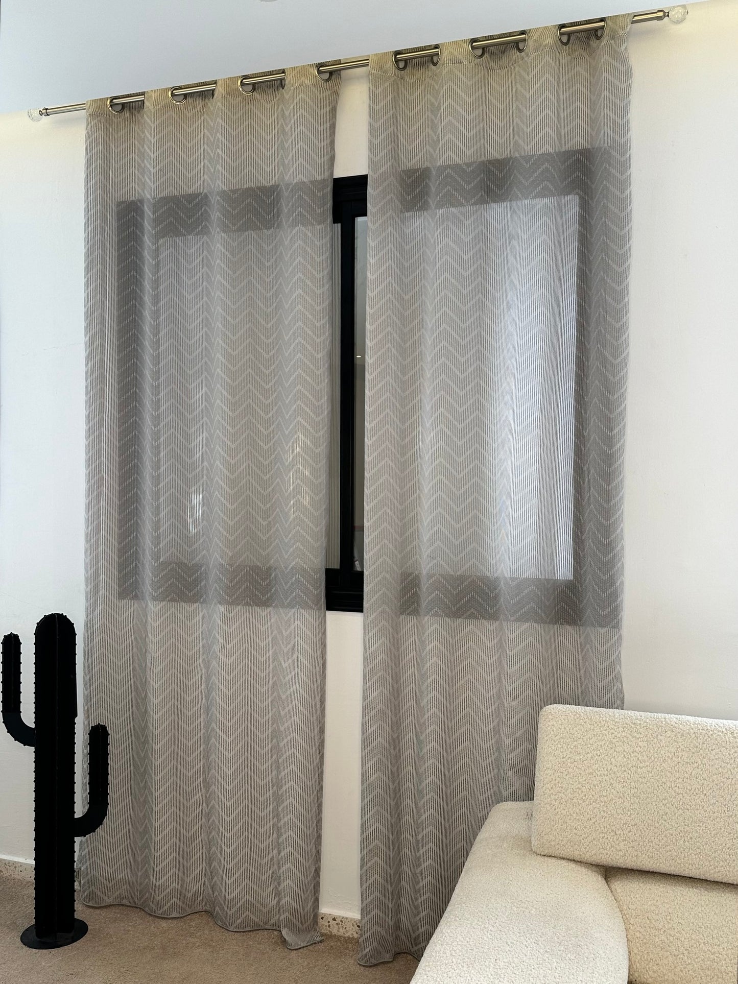 Voilage Semi-Transparent Gris Chevron en Organza - Prêt à poser avec anneaux en acier argenté