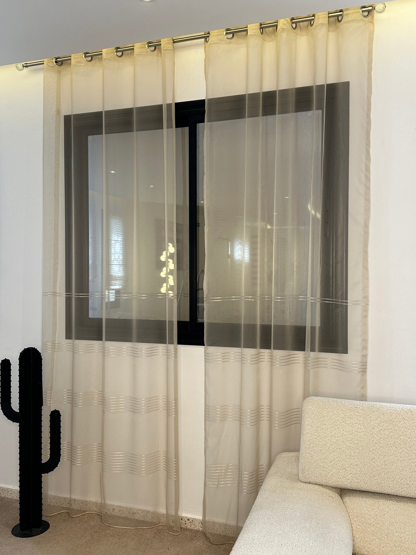 Voilage en Organza Beige avec Rayures Subtiles - Prêt à poser avec anneaux en acier argenté