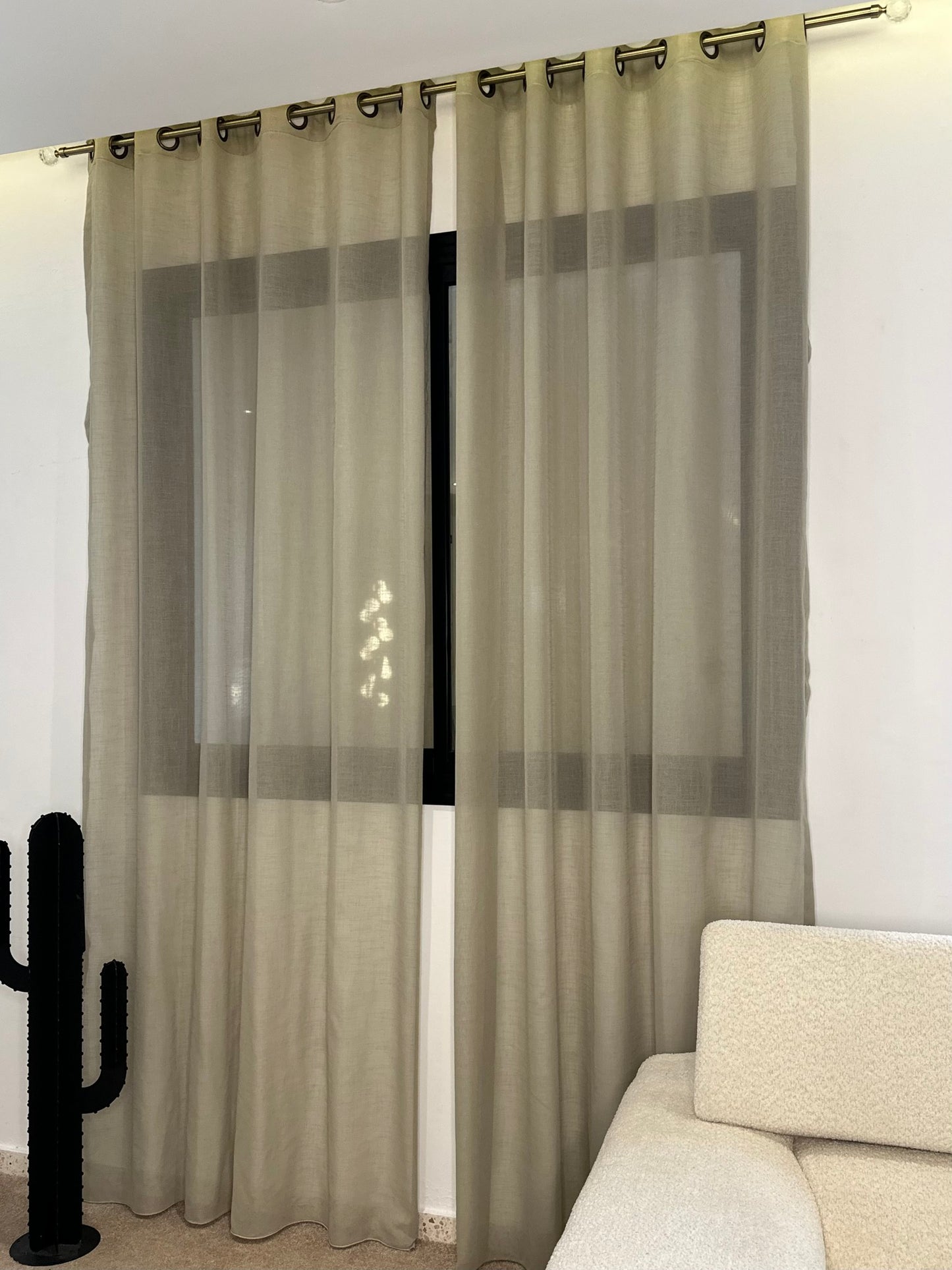 Rideau en lin vert gris apaisant chic finition anneaux