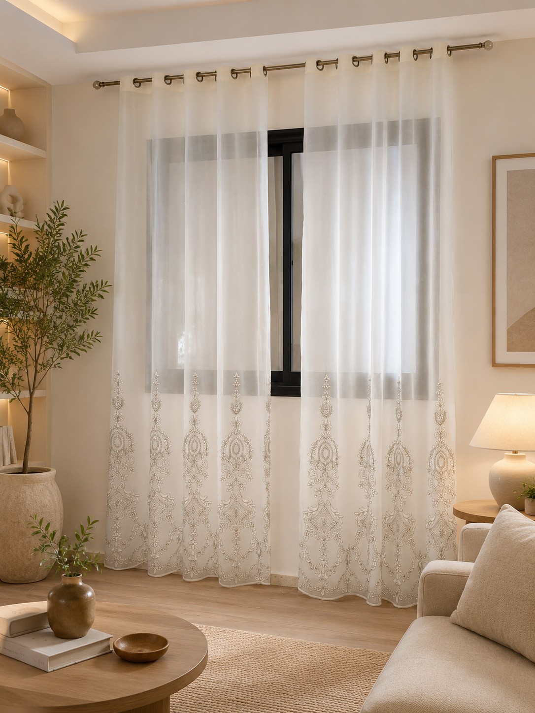 Voile rideau en lin blanc optique tombant devant grande fenêtre dans salon lumineux