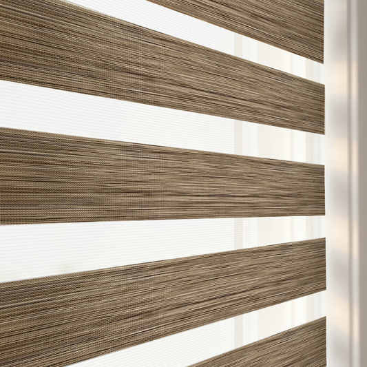 Store zebra uni effet lin coloris taupe moyen réf. EM-405, store jour nuit sur mesure Bargaoui Rideaux