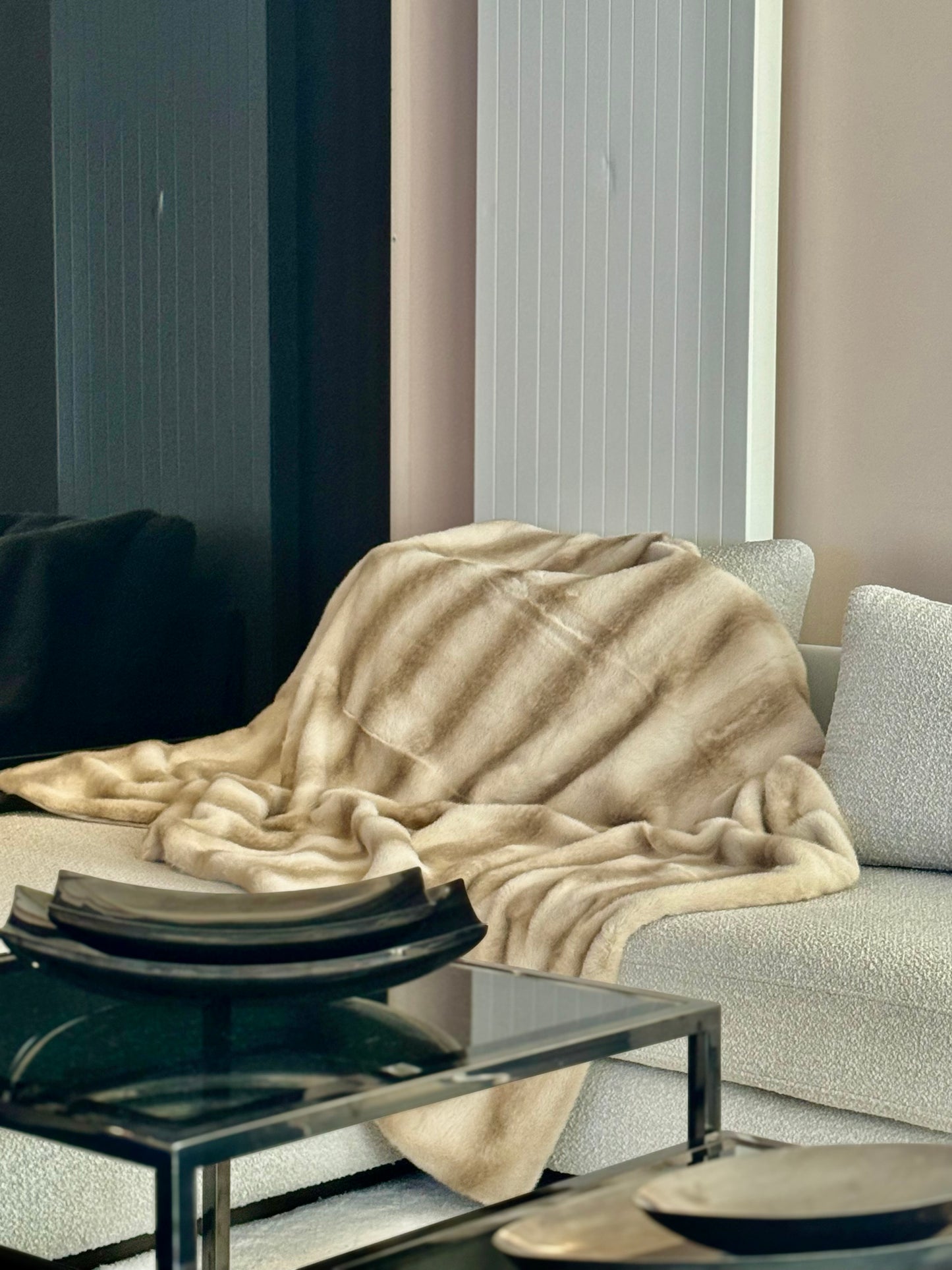 Plaid Fausse Fourrure Rayé Écru - Couverture Luxe Motif Naturel