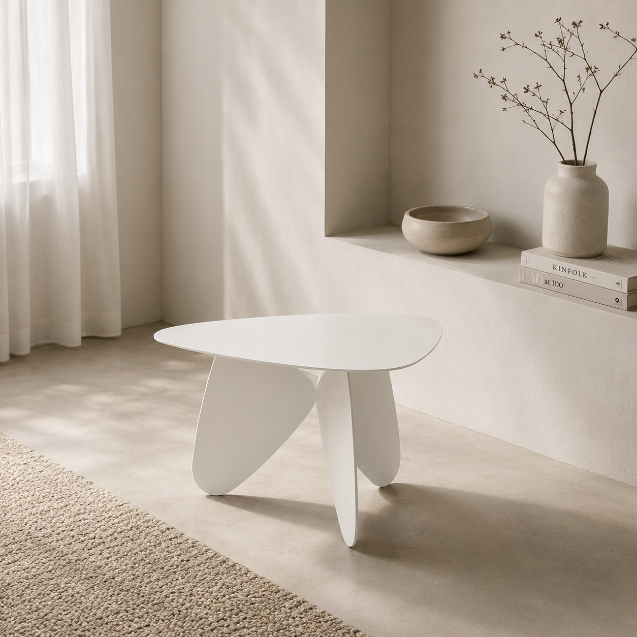 Table basse sculpturale blanche au design organique style Japandi dans un salon minimaliste