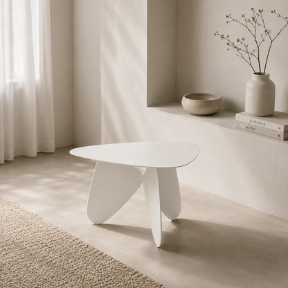 Table basse sculpturale blanche au design organique style Japandi dans un salon minimaliste