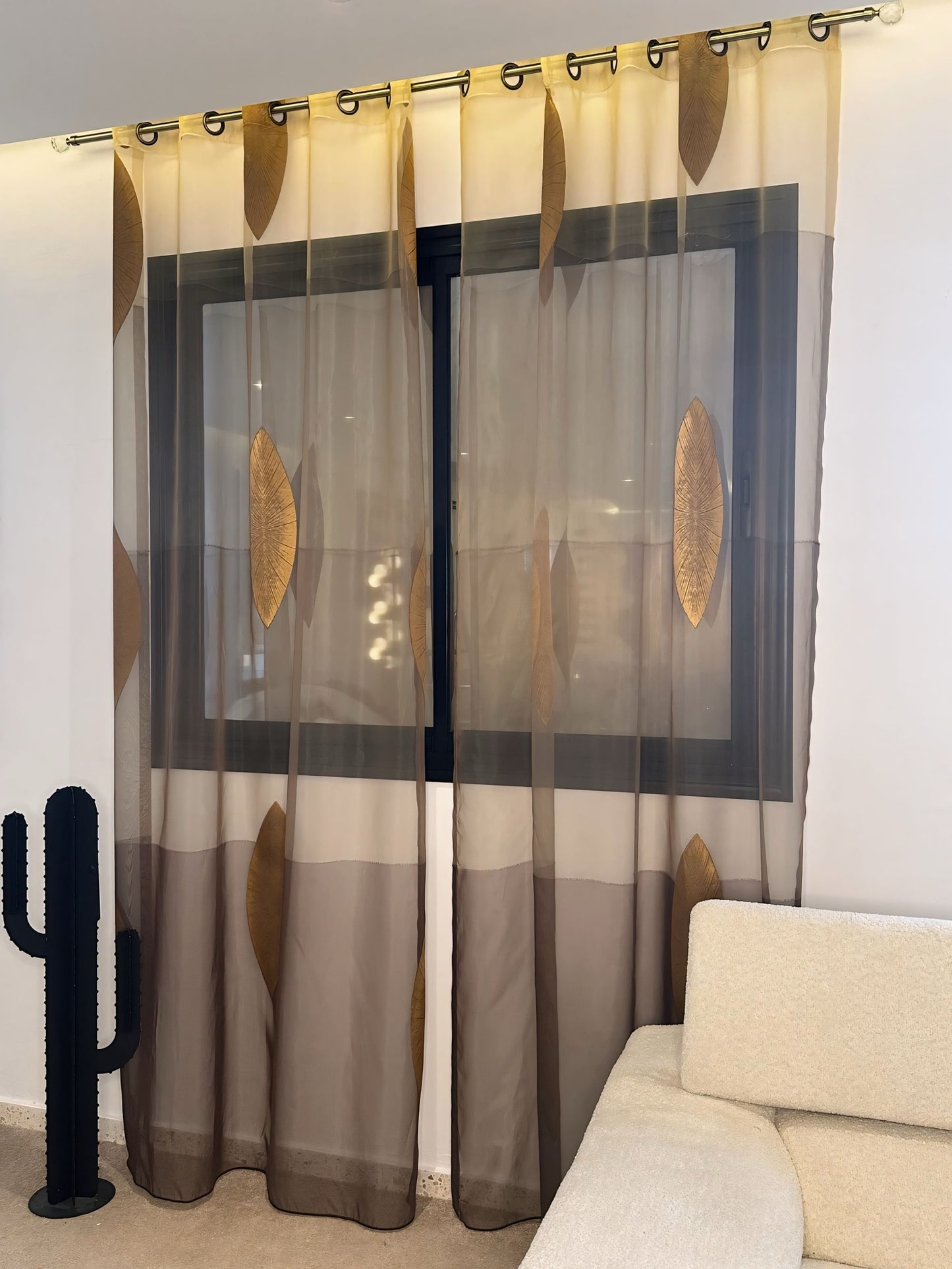 Voilage Organza Luxe Motif Feuilles Dorées - Rideau Prêt à poser avec anneaux en acier argenté