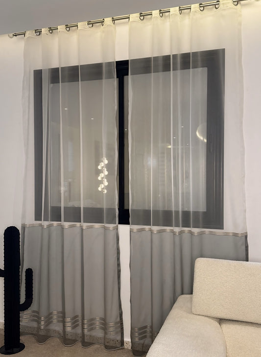 Voilage  en Organza Blanc avec Bandeau Décoratif - Prêt à poser avec anneaux en acier argenté