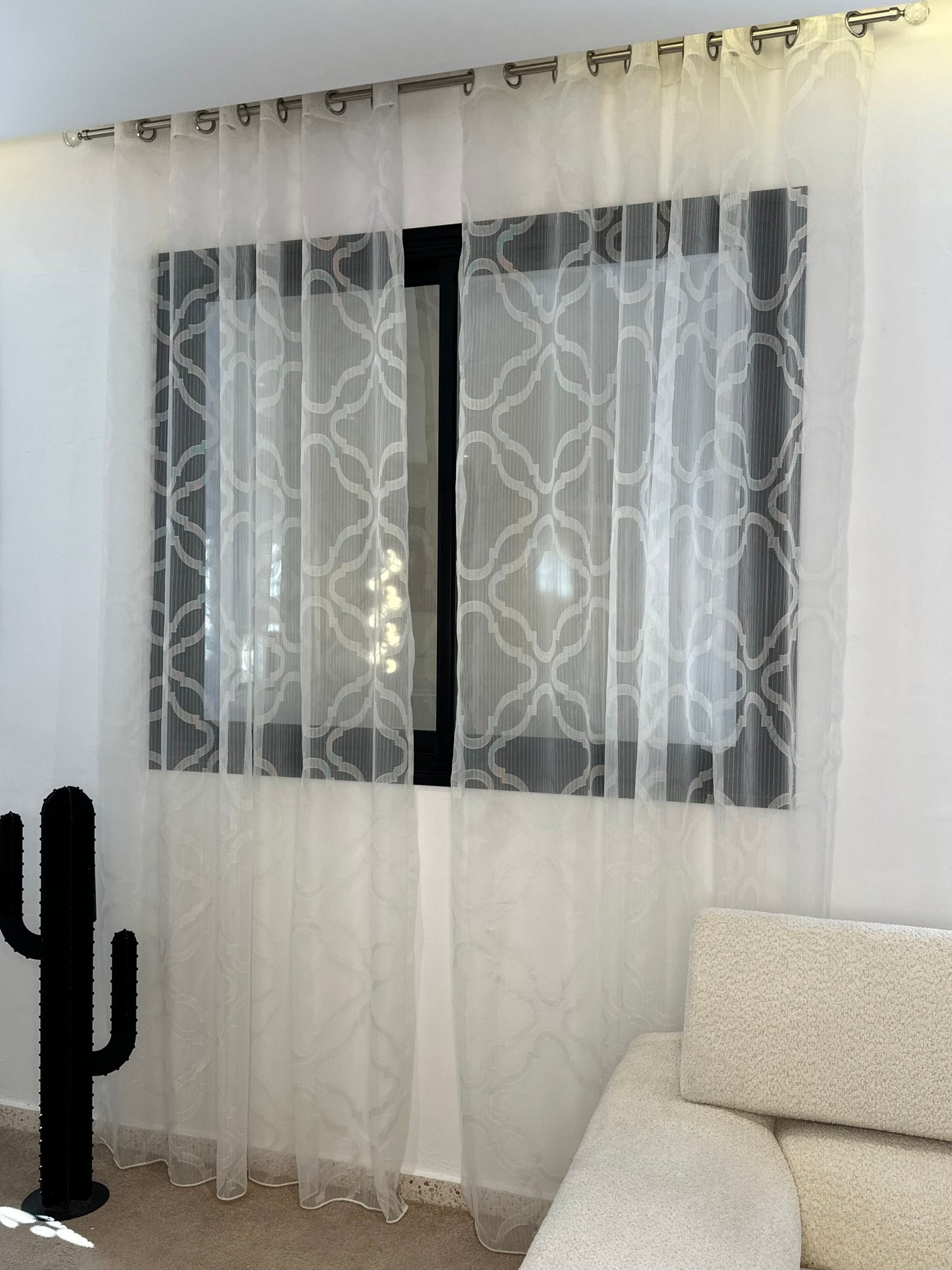 Voilage en Organza Blanc avec Superposition Géométrique - Prêt à poser avec anneaux en acier argenté
