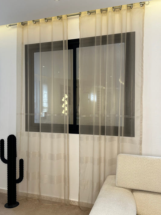 Voilage en Organza Beige avec Rayures Subtiles - Prêt à poser avec anneaux en acier argenté