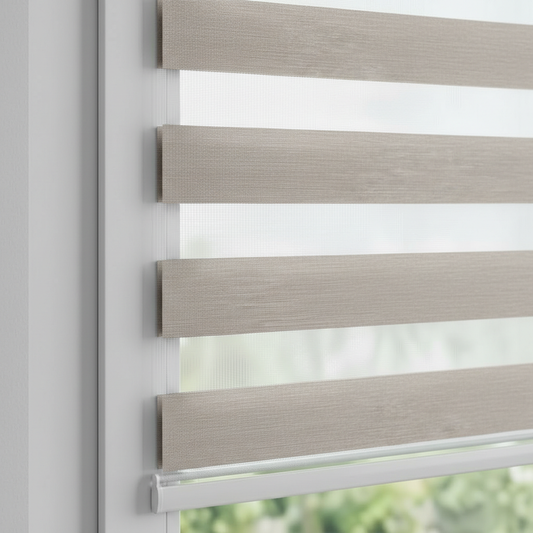 Store zebra uni effet lin coloris gris perle réf. Z-207, store jour nuit sur mesure Bargaoui Rideaux