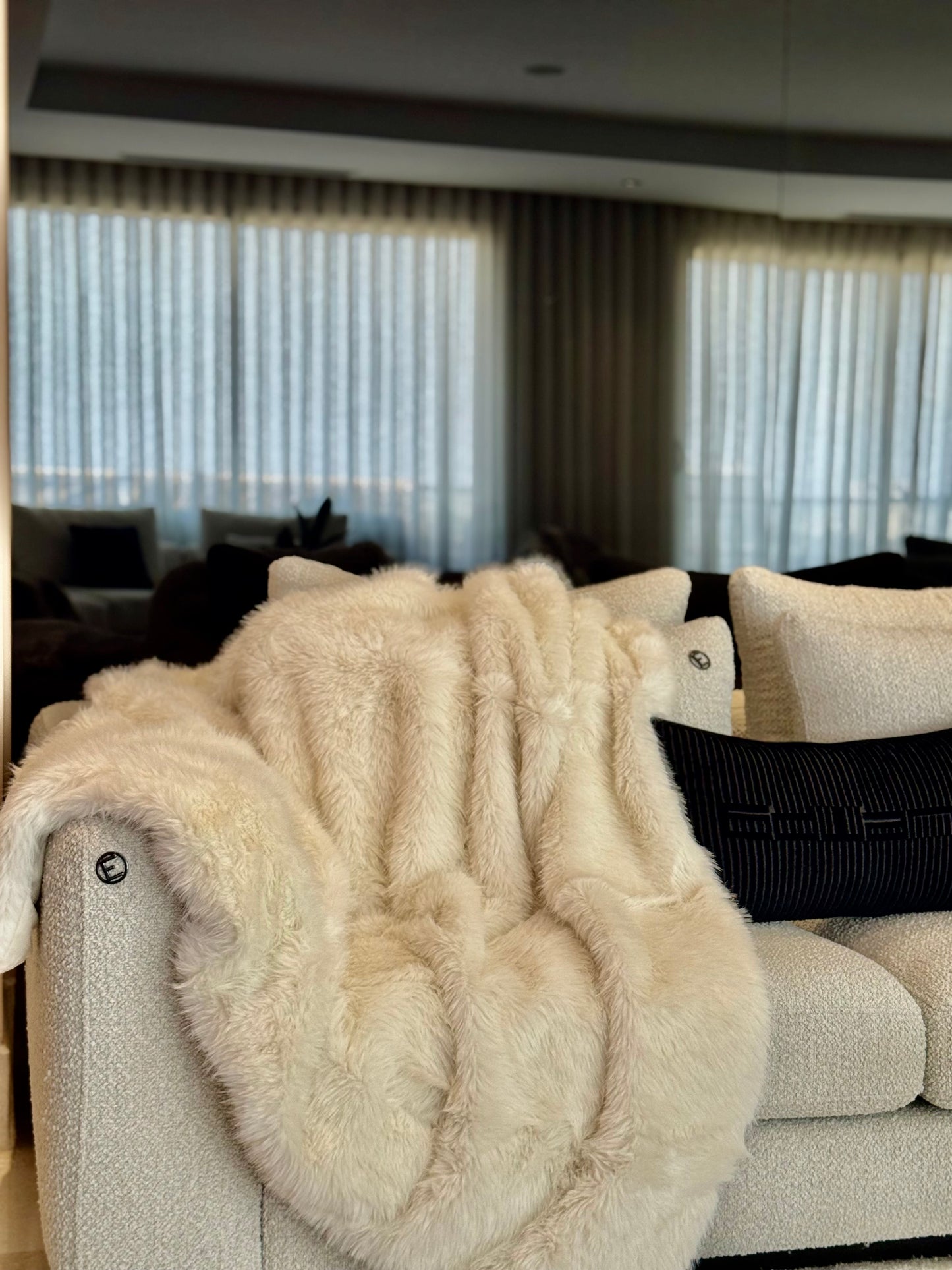 Plaid Luxueux en Fausse Fourrure Crème - Couverture Douce et Moelleuse pour Salon et Chambre