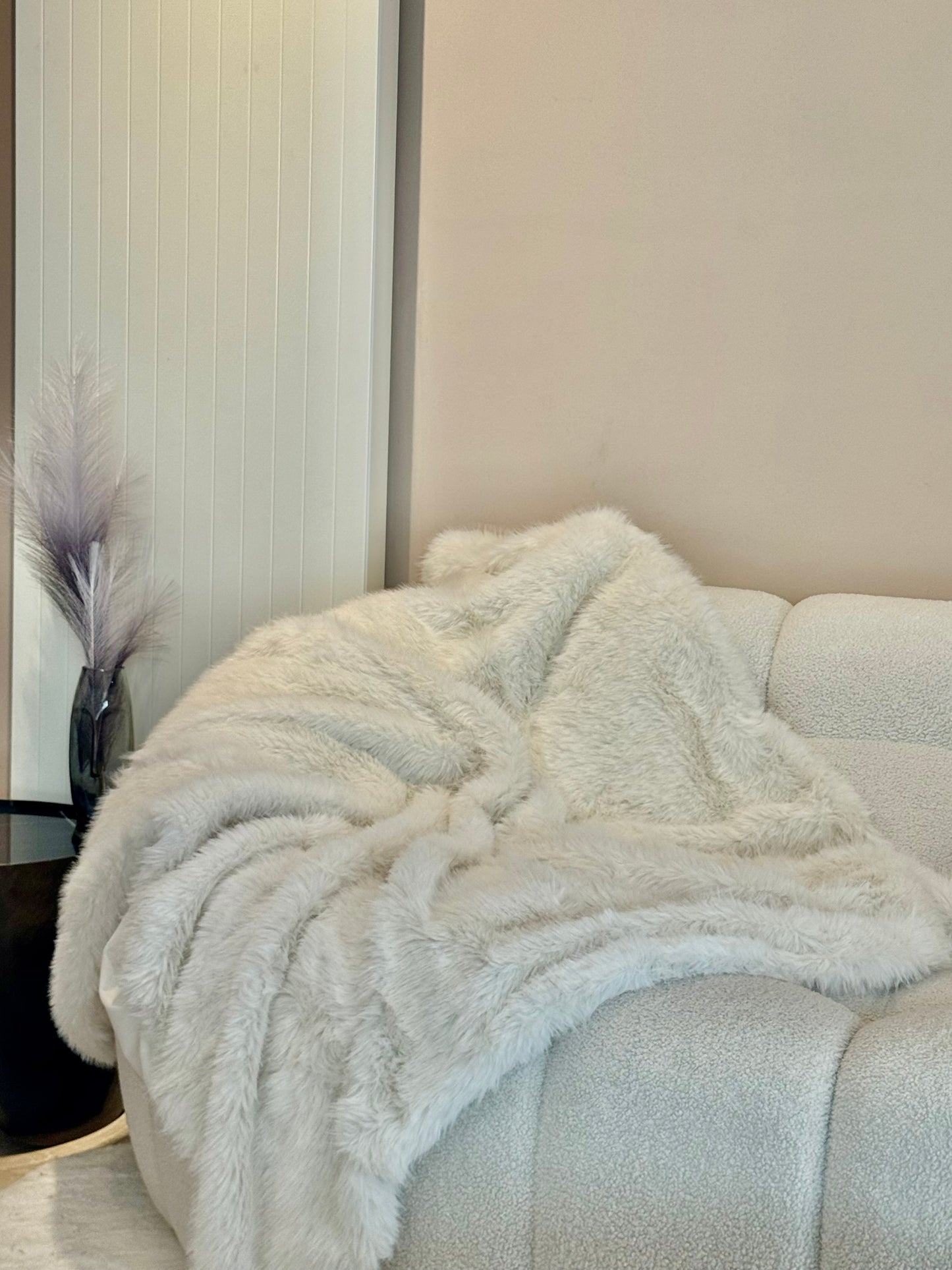 Plaid Luxueux en Fausse Fourrure Crème - Couverture Douce et Moelleuse pour Salon et Chambre