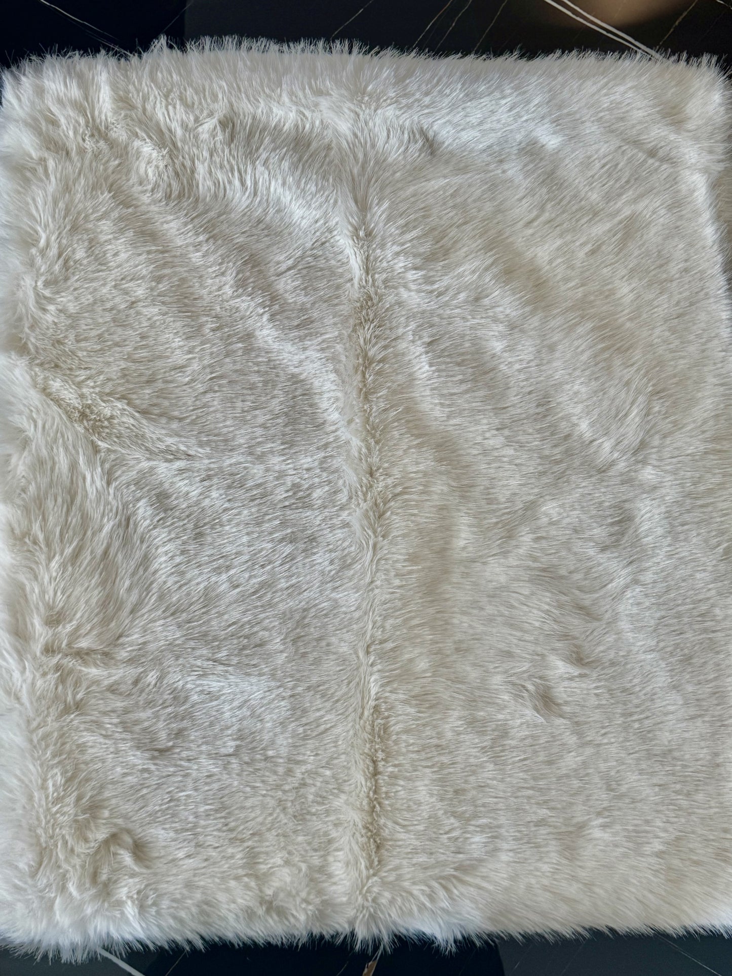 Plaid Luxueux en Fausse Fourrure Crème - Couverture Douce et Moelleuse pour Salon et Chambre