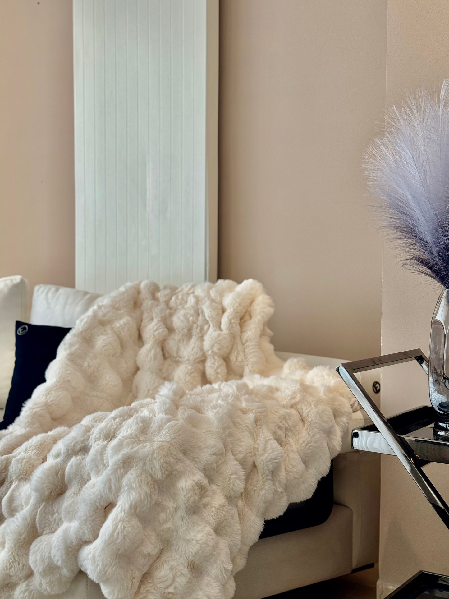 plaid fausse fourrure blanc crème ivoire haute qualité ultra doux couverture confortable salon jeté décoration moderne tendance linge de maison polaire