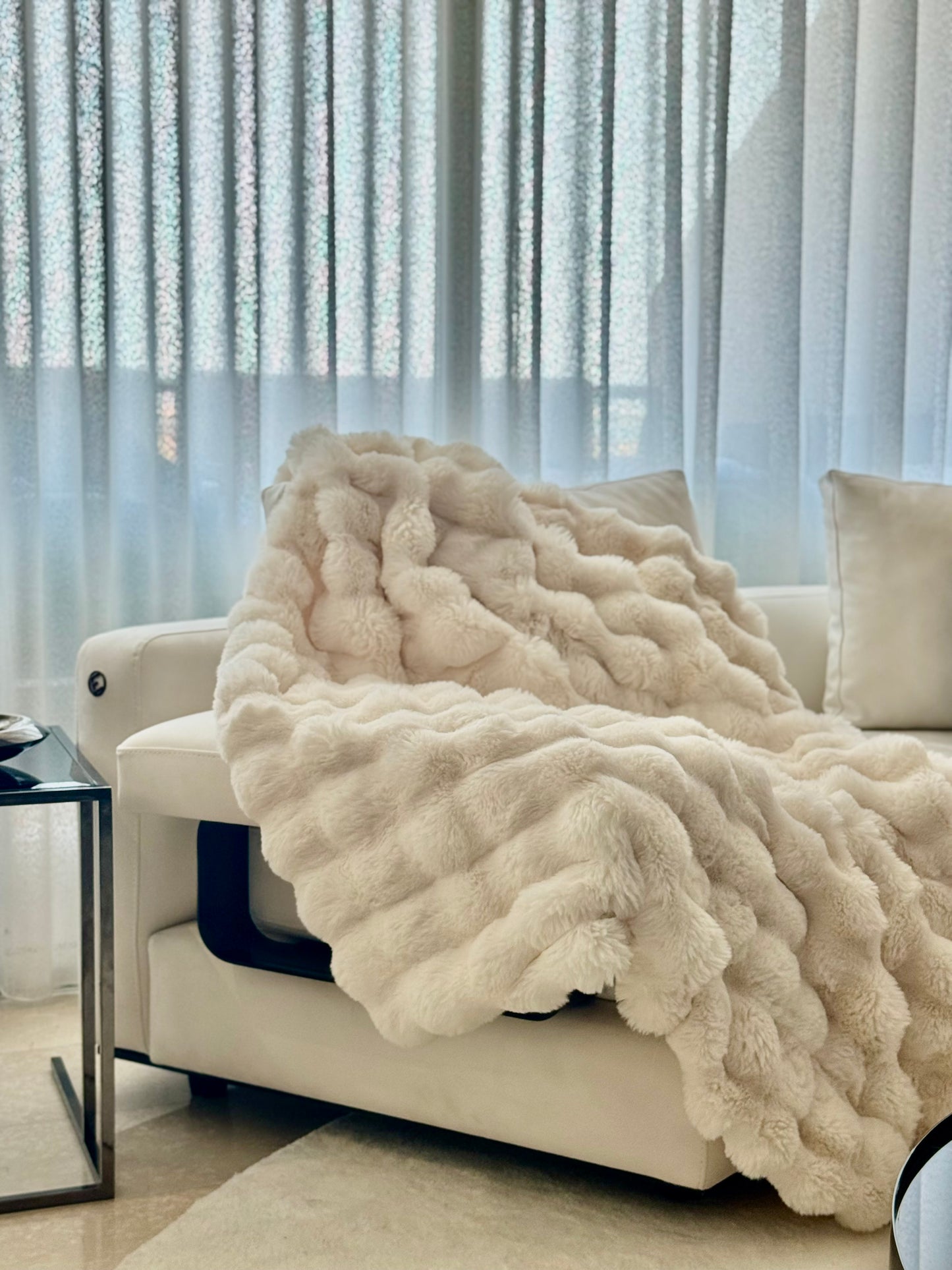 plaid fausse fourrure blanc crème ivoire haute qualité ultra doux couverture confortable salon jeté décoration moderne tendance linge de maison polaire