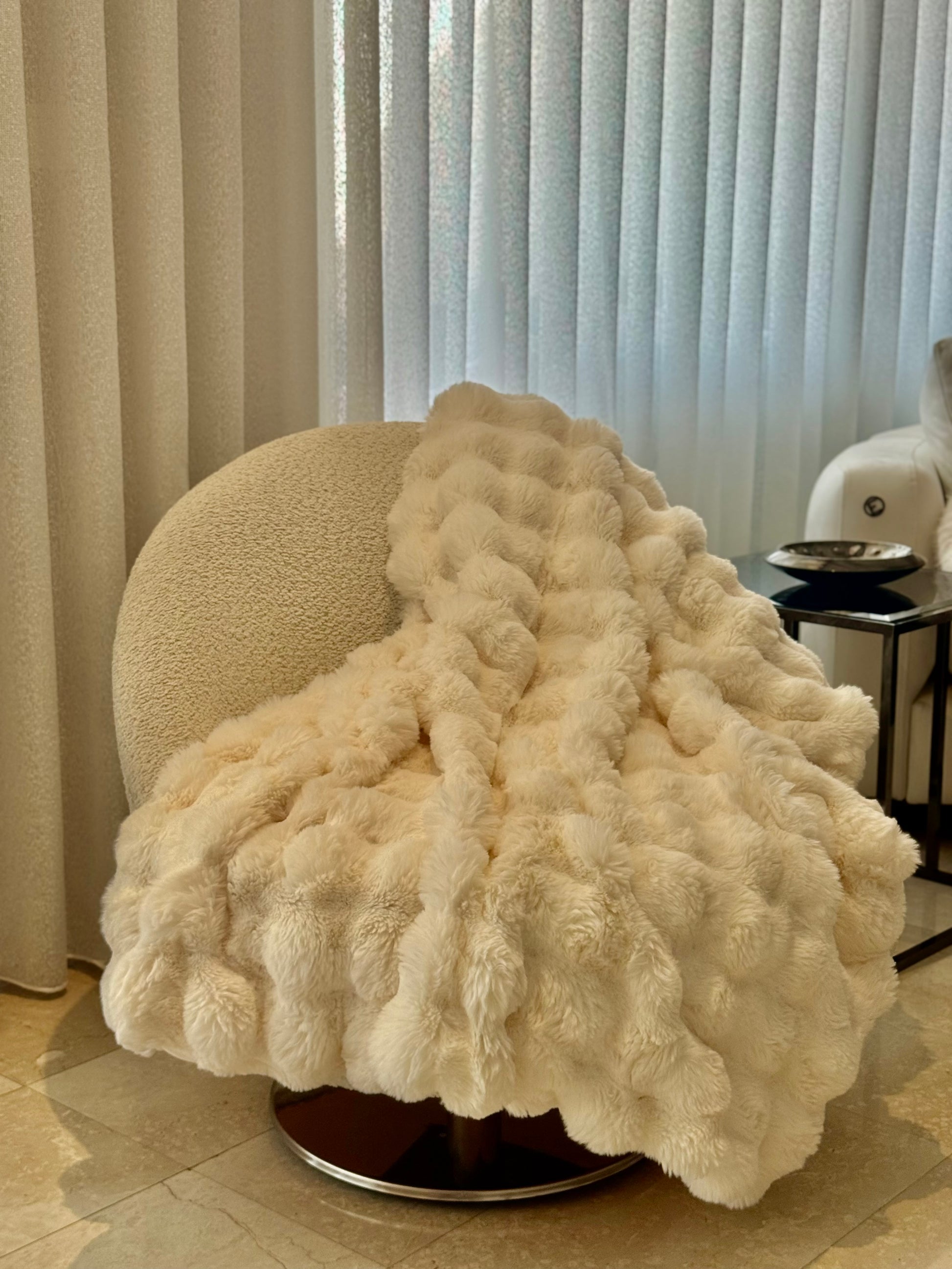 plaid fausse fourrure blanc crème ivoire haute qualité ultra doux couverture confortable salon jeté décoration moderne tendance linge de maison polaire