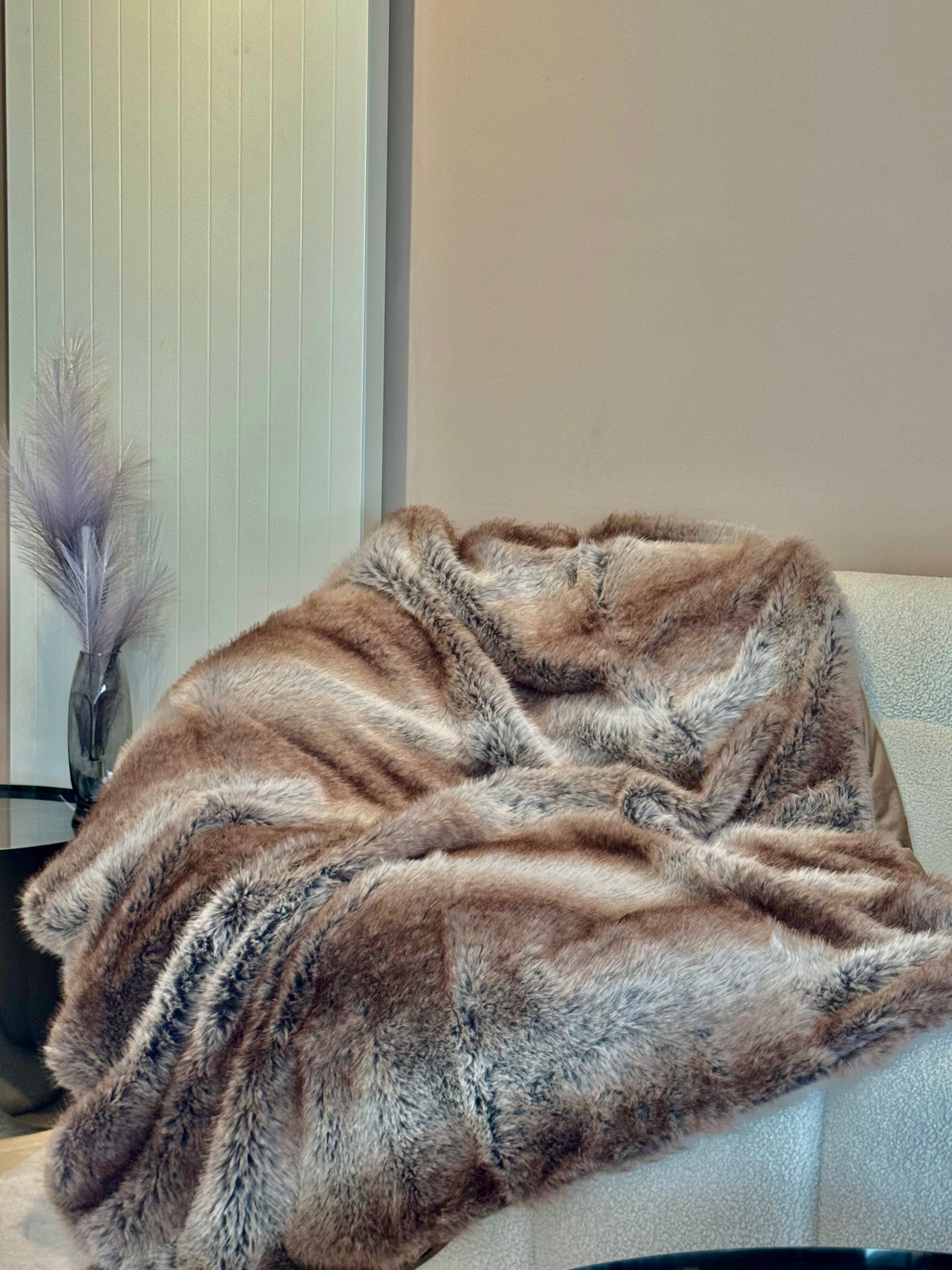 plaid fausse fourrure taupe rayure gris haute qualité ultra doux couverture confortable salon jeté décoration moderne tendance linge de maison polaire