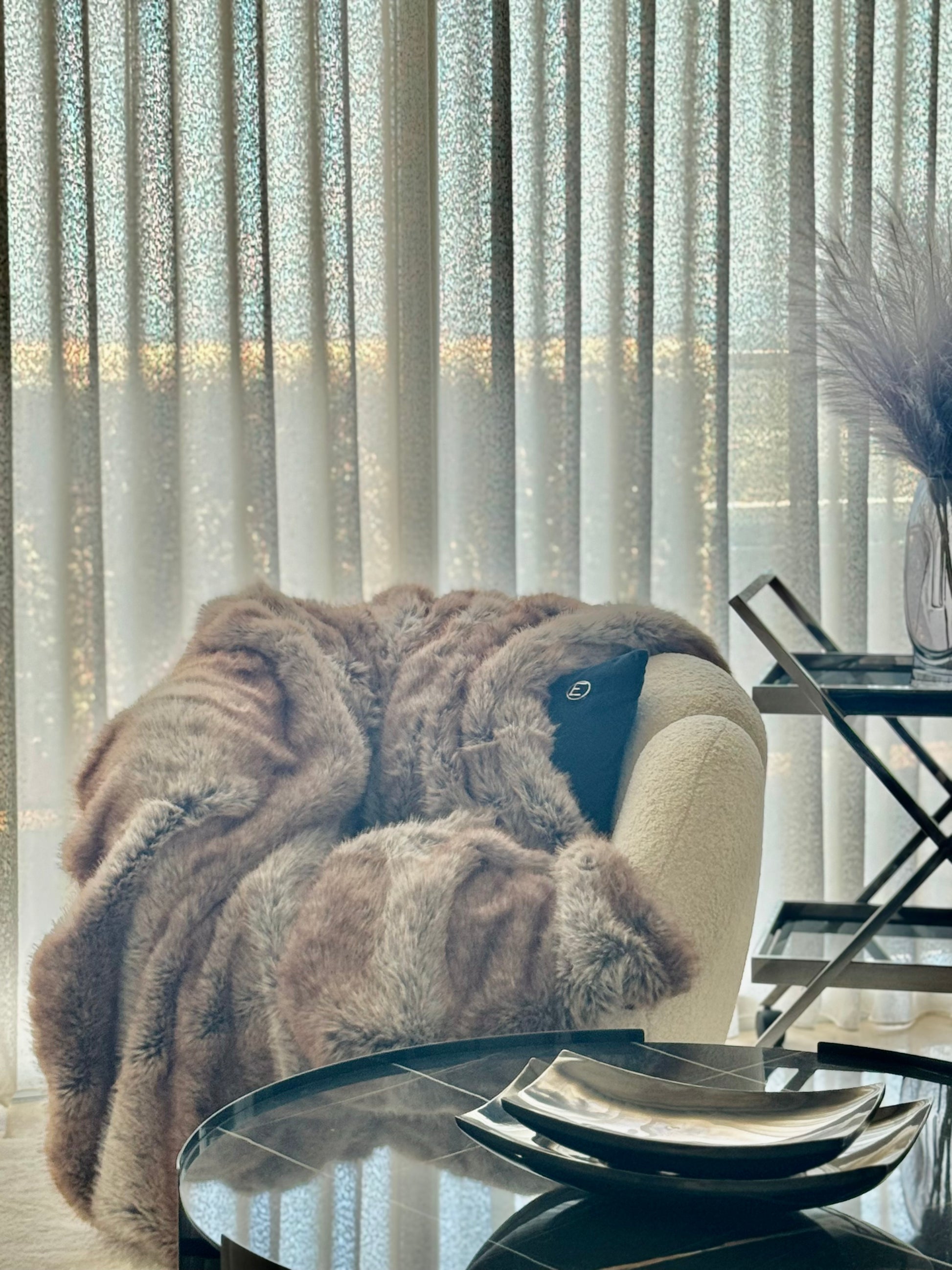 plaid fausse fourrure taupe rayure gris haute qualité ultra doux couverture confortable salon jeté décoration moderne tendance linge de maison 