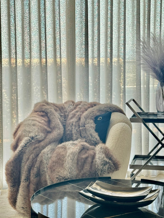 plaid fausse fourrure taupe rayure gris haute qualité ultra doux couverture confortable salon jeté décoration moderne tendance linge de maison 