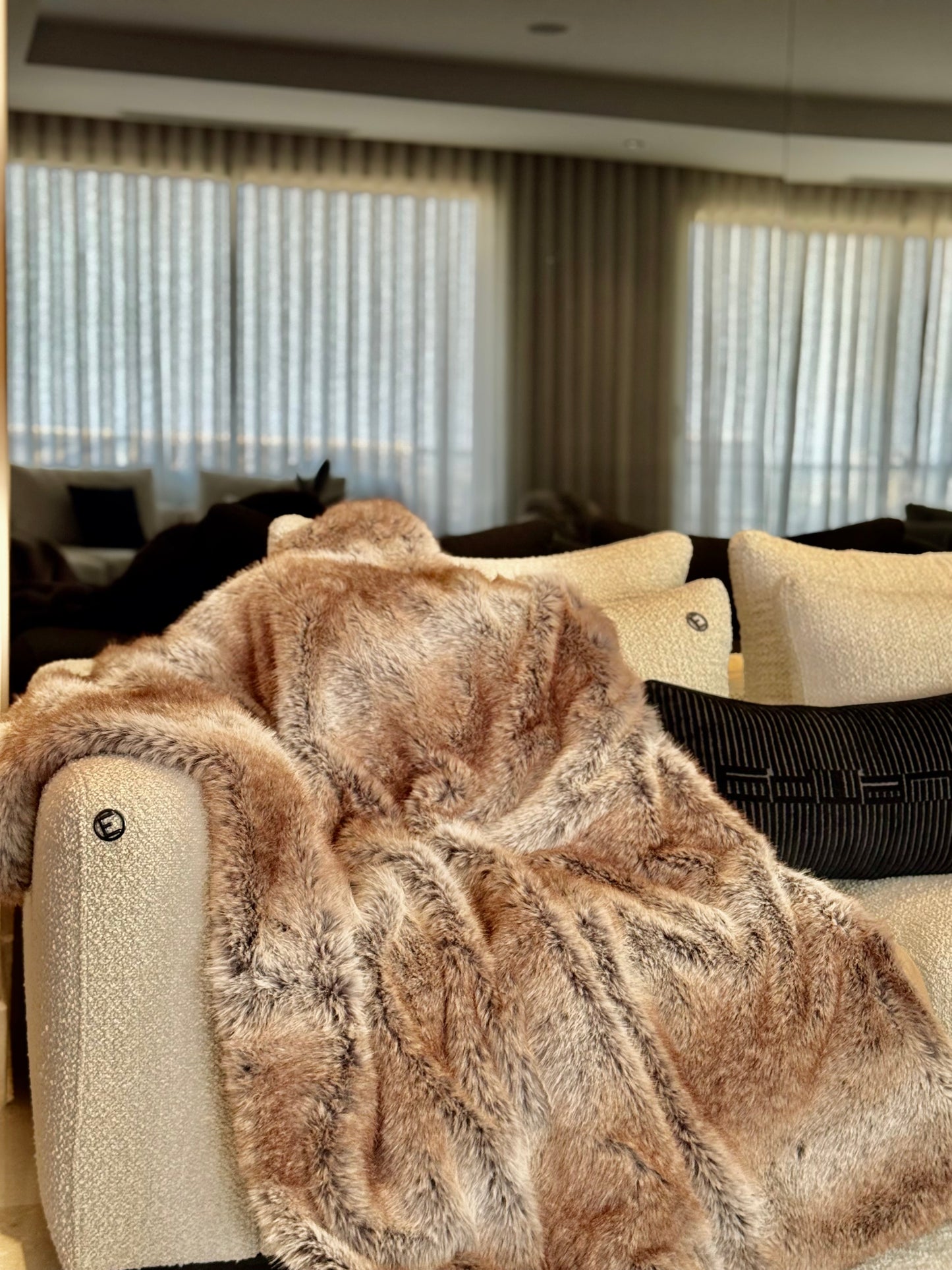 plaid fausse fourrure taupe rayure gris haute qualité ultra doux couverture confortable salon jeté décoration moderne tendance linge de maison 