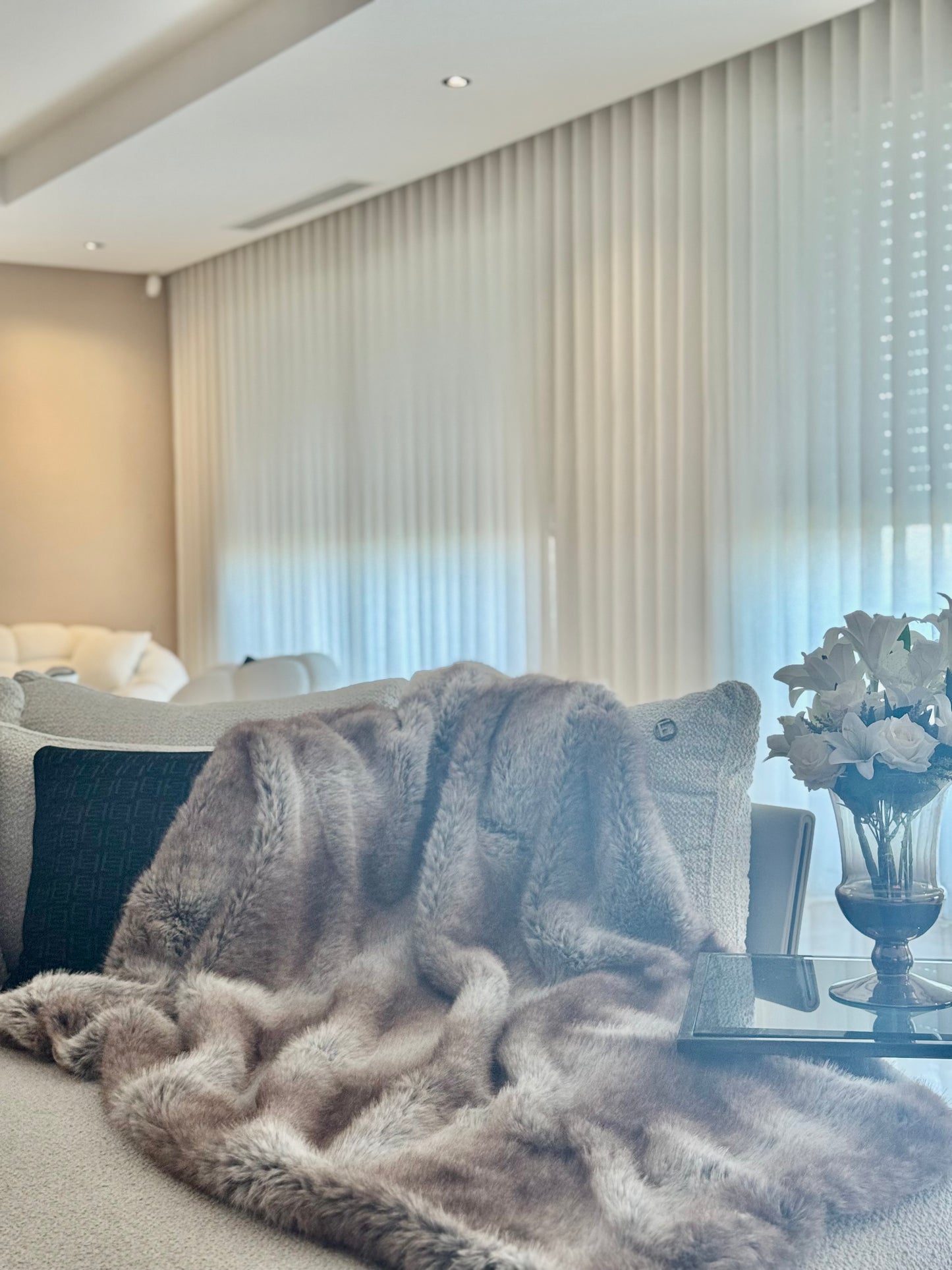 plaid fausse fourrure taupe rayure gris haute qualité ultra doux couverture confortable salon jeté décoration moderne tendance linge de maison 