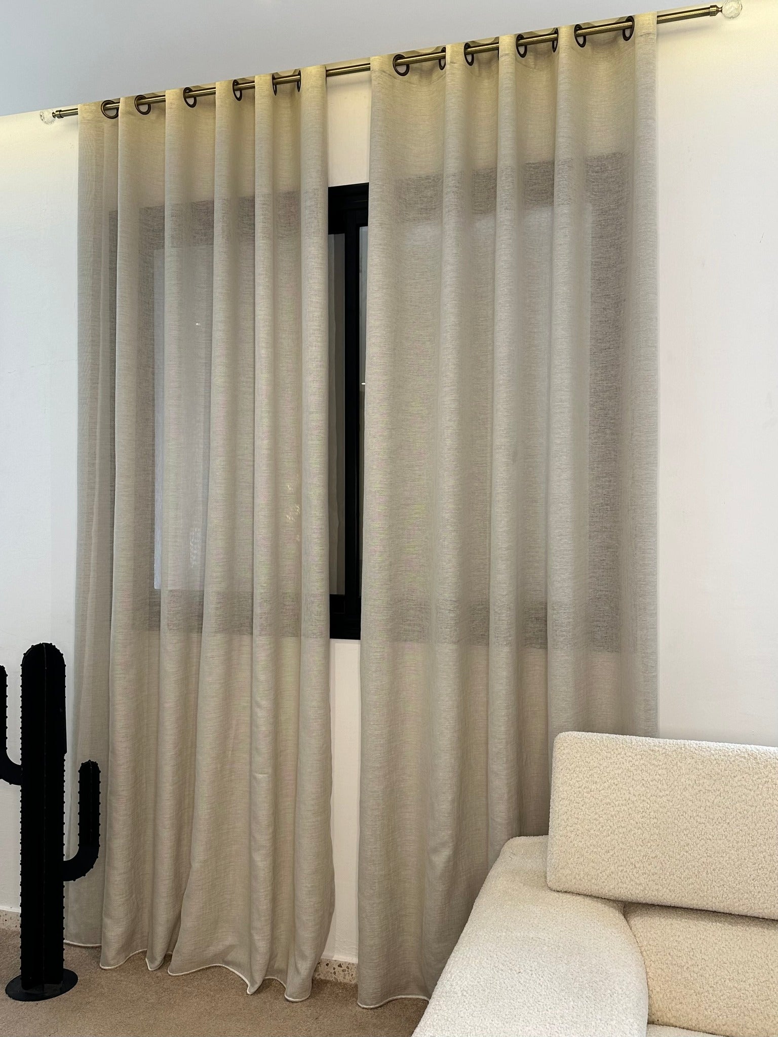 Rideau en lin brut naturel non blanchi avec texture authentique dans intérieur bohème