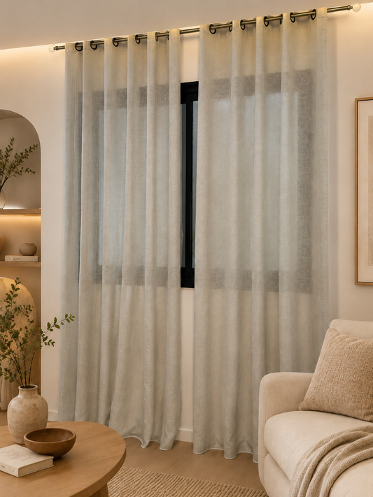 Rideau en lin brut naturel non blanchi avec texture authentique dans intérieur bohème