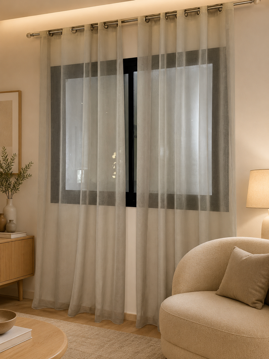Rideau en lin couleur grège clair dans chambre cocooning aux tons chauds