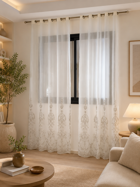 Voile rideau en lin blanc optique tombant devant grande fenêtre dans salon lumineux