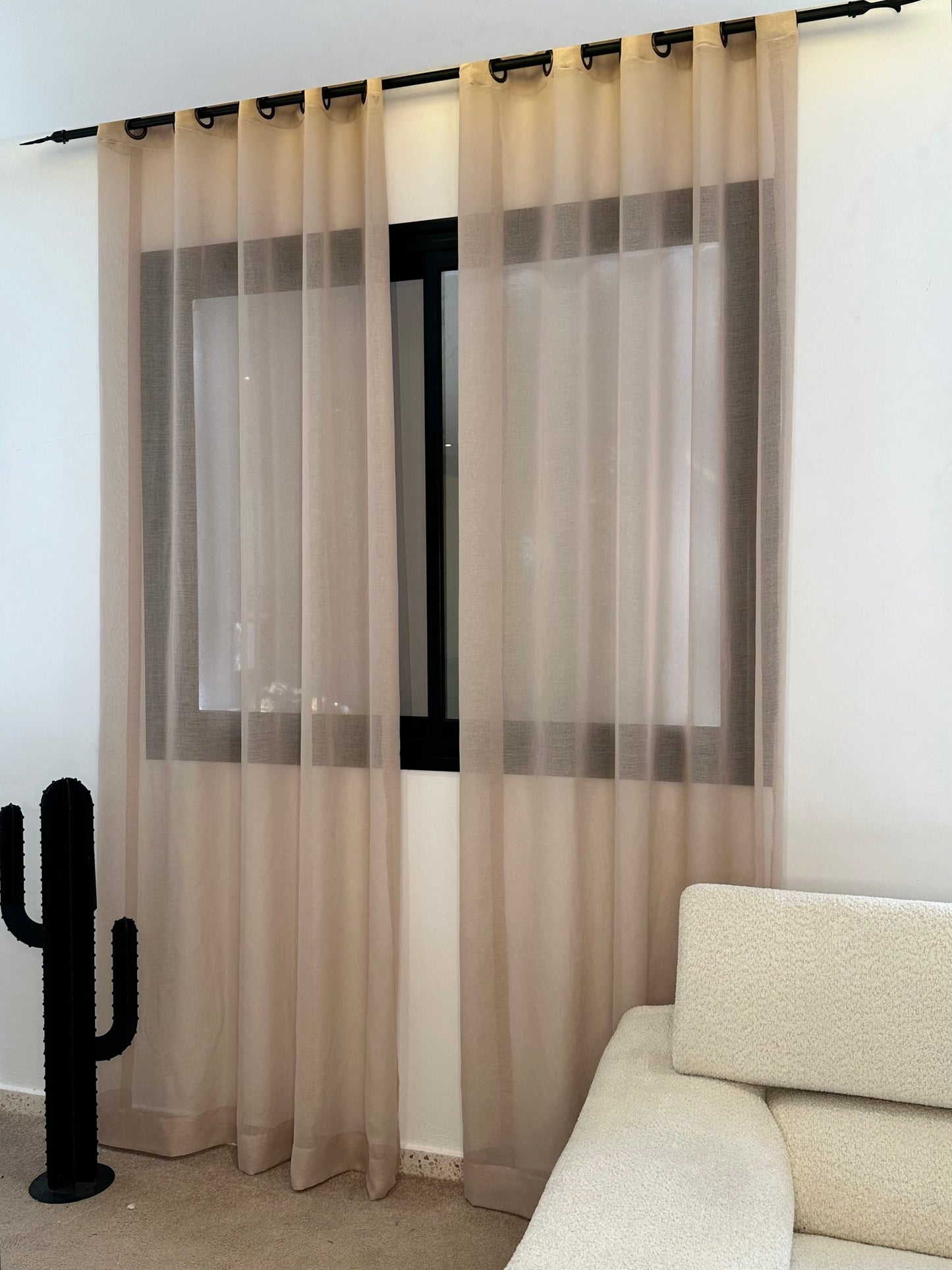 Rideau en lin miel décoration chaleureuse dans intérieur élégant