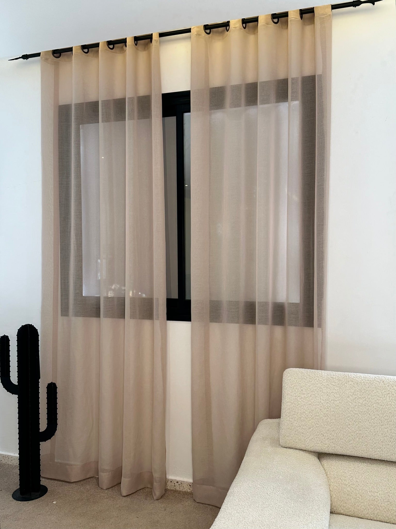 Rideau en lin miel décoration chaleureuse dans intérieur élégant
