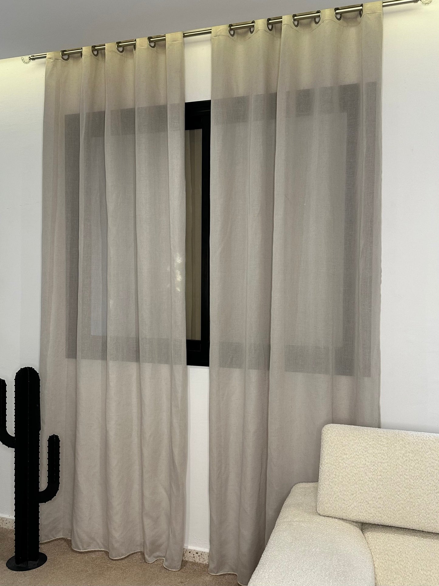 Rideau en lin couleur greige dans salon design contemporain