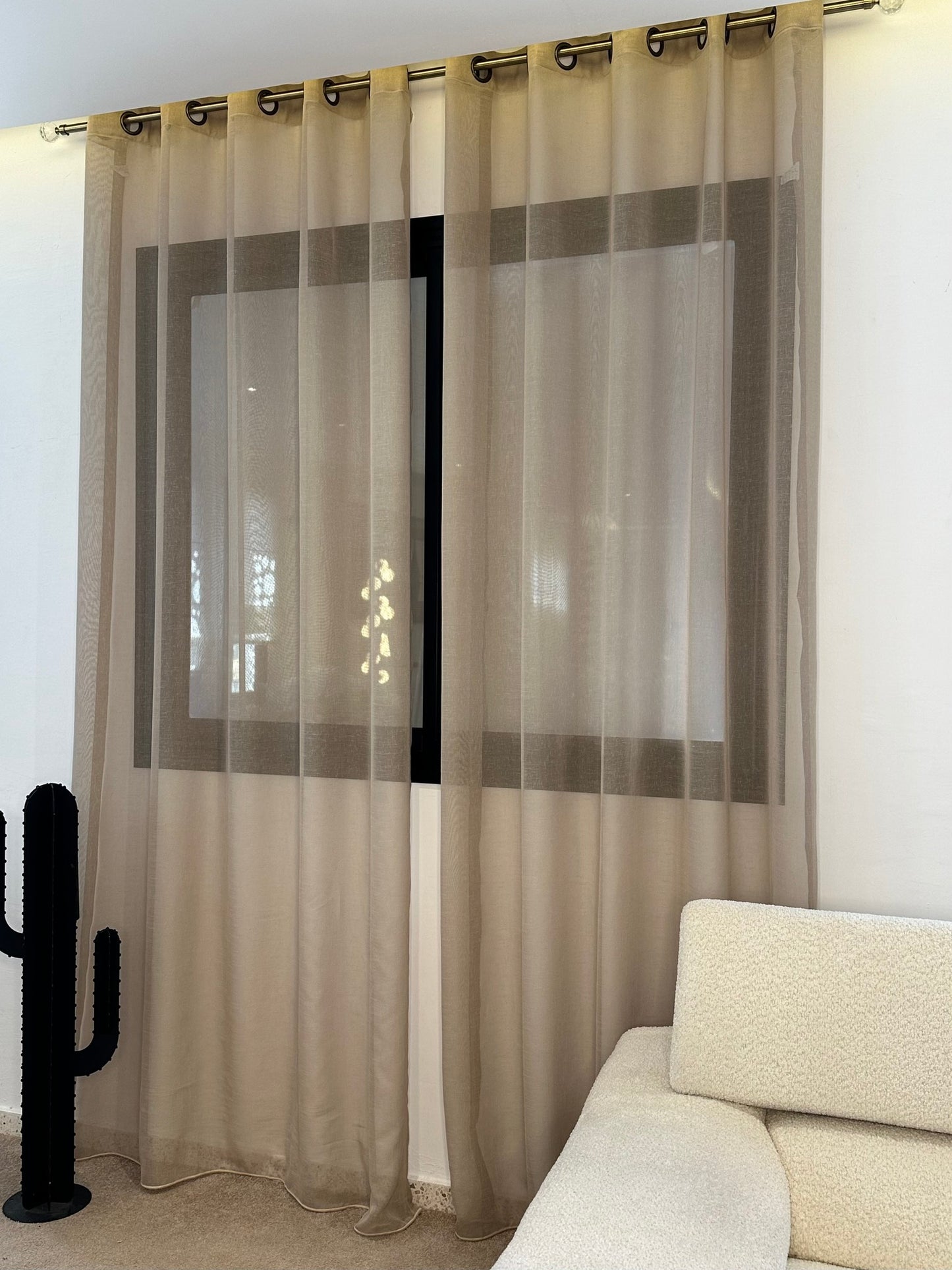 Rideau en lin beige sable suspendu dans chambre déco moderne