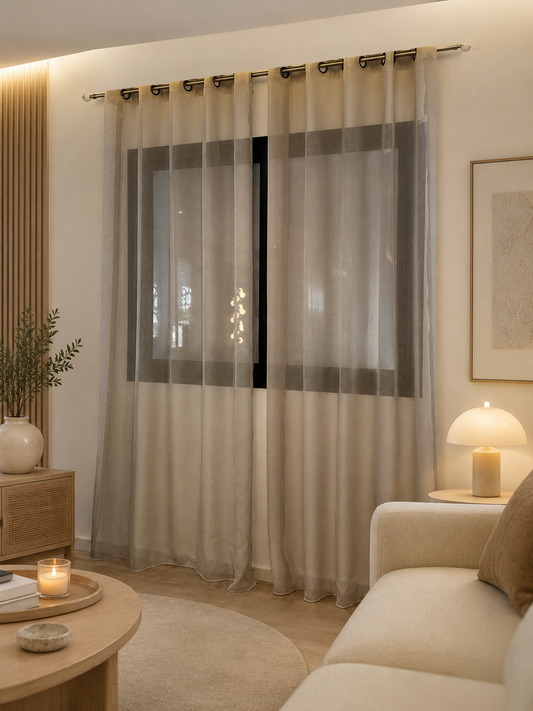 Rideau en lin beige sable suspendu dans chambre déco moderne